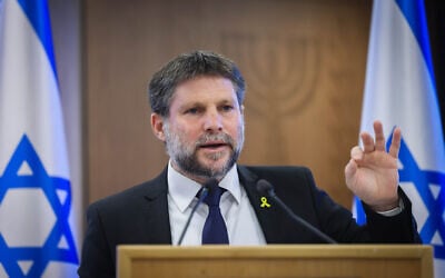 Le ministre des Finances Bezalel Smotrich s'exprimant lors d'une conférence de presse au ministère des Finances, à Jérusalem, le 3 septembre 2024. (Crédit : Chaïm Goldberg/Flash90)