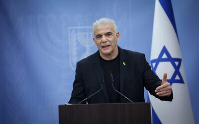 Le chef de l'opposition, le député Yair Lapid, dirige une réunion de la faction Yesh Atid à la Knesset à Jérusalem, le 4 septembre 2024. (Crédit : Yonatan Sindel/Flash90)