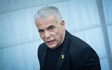 Le chef de l'opposition Yaïr Lapid dirigeant une réunion de sa faction Yesh Atid, à la Knesset, à Jérusalem, le 4 septembre 2024. (Crédit : Yonatan Sindel/Flash90)