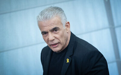 Le chef de l'opposition Yaïr Lapid dirigeant une réunion de sa faction Yesh Atid, à la Knesset, à Jérusalem, le 4 septembre 2024. (Crédit : Yonatan Sindel/Flash90)
