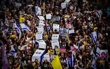 Des Israéliens portant des cercueils symbolisant les otages assassinés par le groupe terroriste du Hamas à Gaza, alors qu'ils manifestent, à Tel Aviv pour la libération des captifs restants, le 5 septembre 2024. (Crédit : Avshalom Sassoni/Flash90)