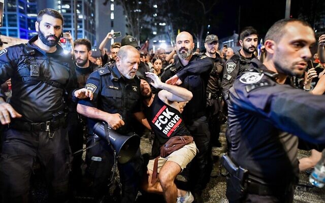 Affrontement entre la police et des manifestants anti-gouvernement et pro-accord, devant les quartiers généraux de l'armée de la Kirya, rue Begin, à Tel Aviv, le 5 septembre 2024. (Crédit : Avshalom Sassoni/Flash90)
