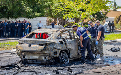 Des policiers sur les lieux d'un attentat à la voiture piégée, à Ramle, le 5 septembre 2024. (Crédit : Yossi Aloni/Flash90)