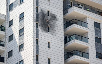 L'immeuble frappé par un drone tiré par le Hezbollah depuis le Liban, dans la ville de Nahariya, au nord d'Israël, le 9 septembre 2024. (Crédit : Flash90)