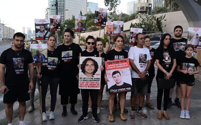 Des parents d'Israéliens pris en otage par des terroristes du Hamas à Gaza tenant une conférence de presse, à Tel Aviv, le 14 septembre 2024. (Crédit : Avshalom Sassoni/Flash90)