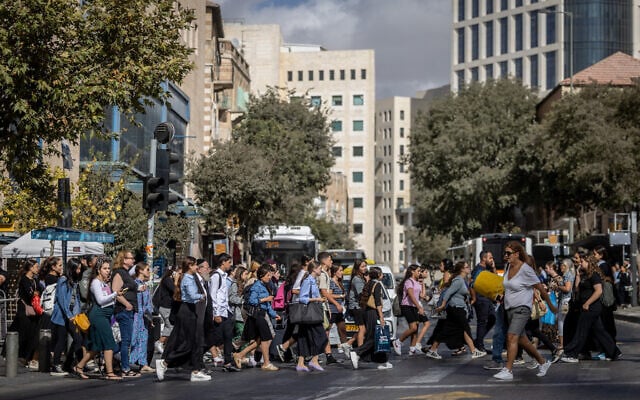 Des personnes marchent devant la gare routière centrale de Jérusalem, le 16 septembre 2024 (Crédit : Chaim Goldberg/Flash90). Des personnes marchent devant la gare routière centrale de Jérusalem, le 16 septembre 2024 (Crédit : Chaim Goldberg/Flash90).