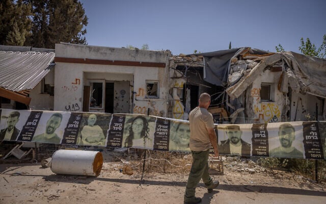 Maisons du kibboutz Kfar Aza, dans le sud d'Israël, détruites lors de l'assaut du Hamas le 7 octobre 2023, photographiées le 19 septembre 2024. (Crédit : Chaïm Goldberg/Flash90) Maisons du kibboutz Kfar Aza, dans le sud d'Israël, détruites lors de l'assaut du Hamas le 7 octobre 2023, photographiées le 19 septembre 2024. (Crédit : Chaïm Goldberg/Flash90)