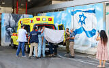 Un homme blessé par un missile tiré sur la région de Ramim Cliff, arrivant à l’hôpital Ziv, à Safed, le 19 septembre 2024. (Crédit : David Cohen/Flahs90)