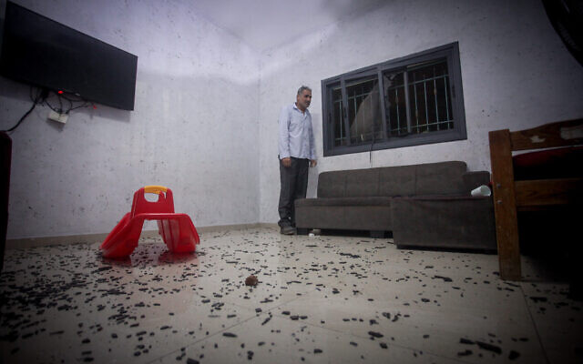 Des Palestiniens inspectent les dégâts causés par une roquette du Hezbollah en provenance du Liban dans le village de Deir Istiya, dans le nord de la Cisjordanie, le 23 septembre 2024. (Crédit : Nasser Ishtayeh/Flash90) Des Palestiniens inspectent les dégâts causés par une roquette du Hezbollah en provenance du Liban dans le village de Deir Istiya, dans le nord de la Cisjordanie, le 23 septembre 2024. (Crédit : Nasser Ishtayeh/Flash90)