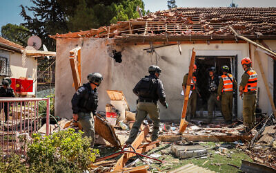Le site où une roquette tirée depuis le Liban a touché une maison et des voitures, dans la ville de Safed, au nord du pays, le 25 septembre 2024. (Crédit : David Cohen/Flash90)