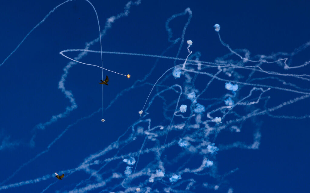Un système de défense antimissile israélien interceptant des roquettes tirées depuis le Liban au-dessus de Safed, le 25 septembre 2024. (Crédit : David Cohen/Flash90)