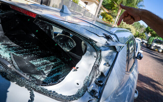 Une voiture touchée par des éclats d'un missile balistique tiré du Yémen pendant la nuit, à Nof Ayalon, le 27 septembre 2024. (Crédit : Jonathan Shaul/Flash90)