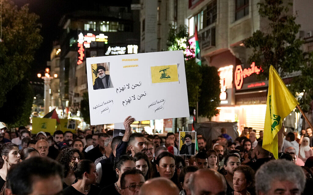 Des Palestiniens brandissent des photos de Hassan Nasrallah et des drapeaux du Hezbollah lors d'une manifestation à Ramallah, en Cisjordanie, le 28 septembre 2024 (Crédit : Flash90).