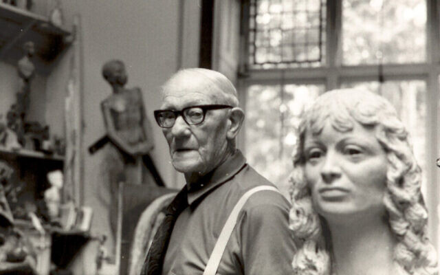 Fred Kormis dans son studio, dans les années 1980. (Crédit : Wiener Holocaust Library Collections via JTA)