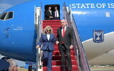 Le Premier ministre Benjamin Netanyahu et son épouse Sara à leur sortie de l'avion officiel "L'aile de Sion" à Washington, le 22 juillet 2024. (Crédit : Amos Ben Gershom/GPO)