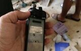 Une image d'un talkie-walkie explosif appartenant à un membre du Hezbollah, avec une plaque indiquant son origine japonaise présumée. (Capture d'écran : X)