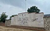 Des tags "Je suis Gaza" découverts sur le monument d'une nécropole hommage à la Résistance située à La Ferté-Saint-Aubin, le 23 septembre 2024. (Crédit : X)