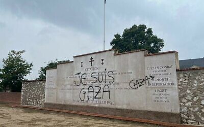 Des tags "Je suis Gaza" découverts sur le monument d'une nécropole hommage à la Résistance située à La Ferté-Saint-Aubin, le 23 septembre 2024. (Crédit : X)