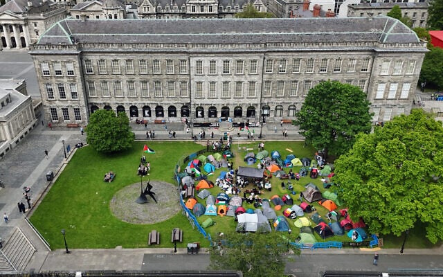 Manifestation d’étudiants au Trinity College de Dublin, le 8 mai 2024. (Niall Carson/PA Images via Getty Images/via la JTA) Manifestation d’étudiants au Trinity College de Dublin, le 8 mai 2024. (Niall Carson/PA Images via Getty Images/via la JTA)