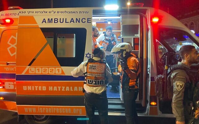 Les ambulanciers volontaires de United Hatzalah sur les lieux d'une attaque à l'arme blanche, dans la Vieille Ville de Jérusalem, le 15 septembre 2024. (Crédit : United Hatzalah)