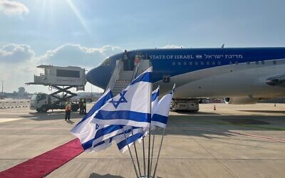L'Aile de Sion, l'avion officiel du Premier ministre, dans l'attente d'un vol vers les États-Unis, le 22 juin 2024. (Crédit : Lazar Berman/Times of Israel)