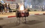 Des manifestants près de la résidence du Premier ministre Benjamin Netanyahu à Césarée, le 2 septembre 2024, demandent au gouvernement de conclure un accord pour faire libérer les otages détenus par le Hamas à Gaza depuis le 7 octobre. (Crédit : Gavriel Fiske/Times of Israel)