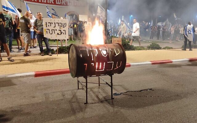 Des manifestants près de la résidence du Premier ministre Benjamin Netanyahu à Césarée, le 2 septembre 2024, demandent au gouvernement de conclure un accord pour faire libérer les otages détenus par le Hamas à Gaza depuis le 7 octobre. (Crédit : Gavriel Fiske/Times of Israel) Des manifestants près de la résidence du Premier ministre Benjamin Netanyahu à Césarée, le 2 septembre 2024, demandent au gouvernement de conclure un accord pour faire libérer les otages détenus par le Hamas à Gaza depuis le 7 octobre. (Crédit : Gavriel Fiske/Times of Israel)