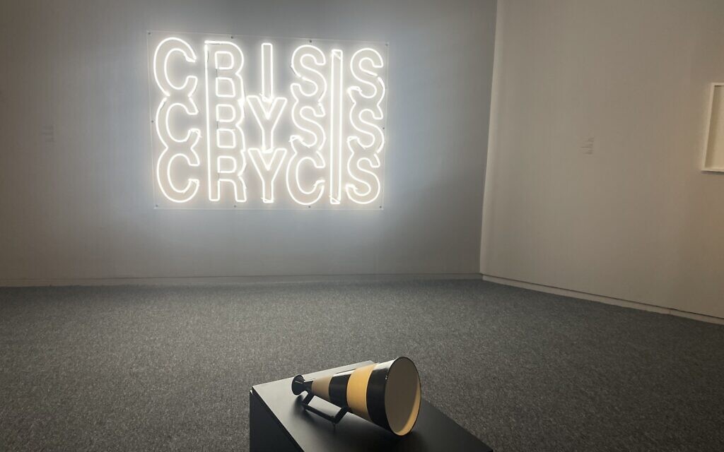 « CRISIS-CRYSIS-CRYCIS » de Yael Bartana, 2020, néon, et « No Lifeguard on Duty (Black Flag) » de Guy Zagursky, 2024, céramique, à l'exposition « I Don't Want to Forget » au Musée d'art de Tel Aviv, qui ouvre en septembre 2024. (Crédit : Jessica Steinberg/Times of Israel)