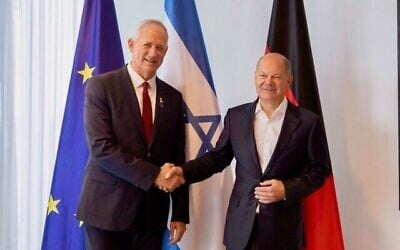 L'ancien membre du cabinet de guerre Benny Gantz rencontre le chancelier allemand Olaf Scholz à Berlin, le 26 septembre 2024. (Crédit : Ruth Zuntz)