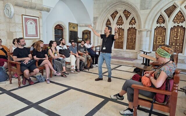 Les participants au programme intensif de ladino de l'Université israélienne visitant une synagogue séfarade dans la Vieille Ville de Jérusalem, sur une photo non datée. (Crédit : Université hébraïque)