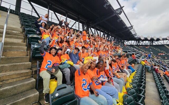 Des adolescents israéliens issus de communautés évacuées assistent à un match de baseball des Mets à New York, sur une photo non datée de l'été 2024. (Avec la permission de Tsofim North America)