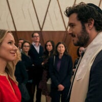 Kristen Bell, dans le rôle de Joanne, et Adam Brody, dans celui de Noah, dans 'Nobody Wants This.' (Crédit : Stefania Rosini/Netflix)