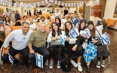 Le ministre de l'Alyah et de l'Intégration, Ofir Sofer, et le président de l'Agence juive, Doron Almog, posent avec des olim de France à la fin du mois d'octobre 2023, juste après le début de la guerre. (Guy Yechiely/L'Agence juive)