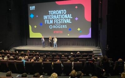 La réalisatrice de « Bibi Files » Alexis Bloom (au centre) et le producteur Alex Gibney (à droite) avec Thom Powers, programmateur de documentaires du festival international du film de Toronto, le 9 septembre 2024. (Crédit : Robert Sarner/Times of Israel)