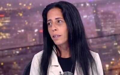 Einav Zangauker, dont le fils Matan est détenu par le Hamas depuis le 7 octobre, devant les caméras de la Douzième chaîne, le 12 août 2024. (Capture d'écran/ used in accordance with Clause 27a of the Copyright Law)