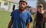 Des résidents d’implantations prenant d'assaut une école dans le village palestinien de Muarrajat Est, dans la Vallée du Jourdain, en Cisjordanie, le 16 septembre 2024. (Crédit : Capture Sceen/X) 