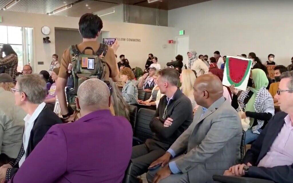 Des militants pro-Israël et anti-Israël s'affrontent lors d'un débat tendu sur le désinvestissement lors d'une réunion du conseil d'administration de l'université de Washington, en septembre 2024. (Crédit : Capture d'écran/via la JTA) Des militants pro-Israël et anti-Israël s'affrontent lors d'un débat tendu sur le désinvestissement lors d'une réunion du conseil d'administration de l'université de Washington, en septembre 2024. (Crédit : Capture d'écran/via la JTA)