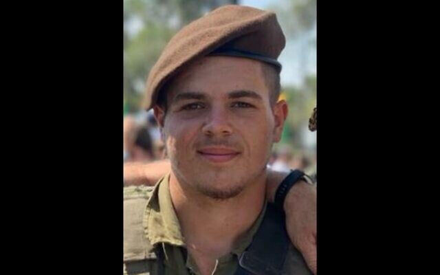 Le sergent-chef Dvir Haïm Rossler, tué lors de l'assaut du Hamas contre une base militaire, à proximité de Gaza, le 7 octobre 2023. (Crédit : Armée israélienne) Le sergent-chef Dvir Haïm Rossler, tué lors de l'assaut du Hamas contre une base militaire, à proximité de Gaza, le 7 octobre 2023. (Crédit : Armée israélienne)