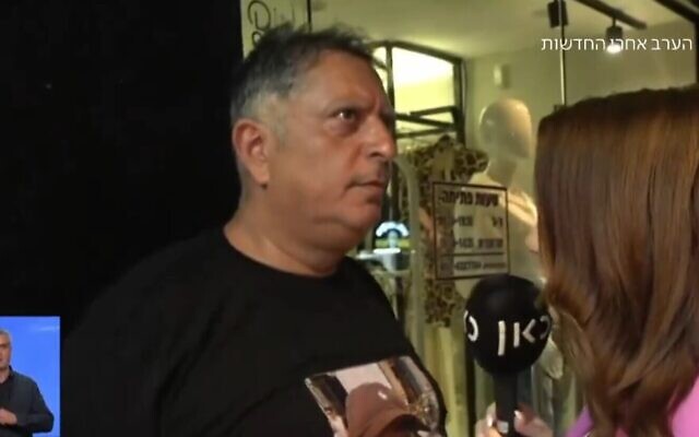 Eli Albag, père de l'otage de Gaza Liri, parle à la chaîne publique Kan alors qu'il est critiqué et visé par des jets d'œufs lors d'une manifestation à l'extérieur d'un événement du Likud à Netanya, le 25 septembre 2024. (Capture d'écran : Kan ; utilisée conformément à l'article 27a de la loi sur le droit d'auteur) Eli Albag, père de l'otage de Gaza Liri, parle à la chaîne publique Kan alors qu'il est critiqué et visé par des jets d'œufs lors d'une manifestation à l'extérieur d'un événement du Likud à Netanya, le 25 septembre 2024. (Capture d'écran : Kan ; utilisée conformément à l'article 27a de la loi sur le droit d'auteur)