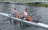 Le duo israélien d’aviron Shahar Milfelder (à gauche) et Saleh Shahin lors d'une séance d'entraînement aux Jeux paralympiques de Paris 2024, le 23 août 2024. (Comité paralympique israélien)
