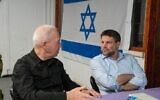 Le ministre de la Défense Yoav Gallant (à gauche) et le ministre des Finances Bezalel Smotrich rencontrant des commandants de réserve de l’armée israélienne, non loin de la frontière de Gaza, le 28 août 2024. (Crédit : Ariel Hermoni/Ministère de la Défense)