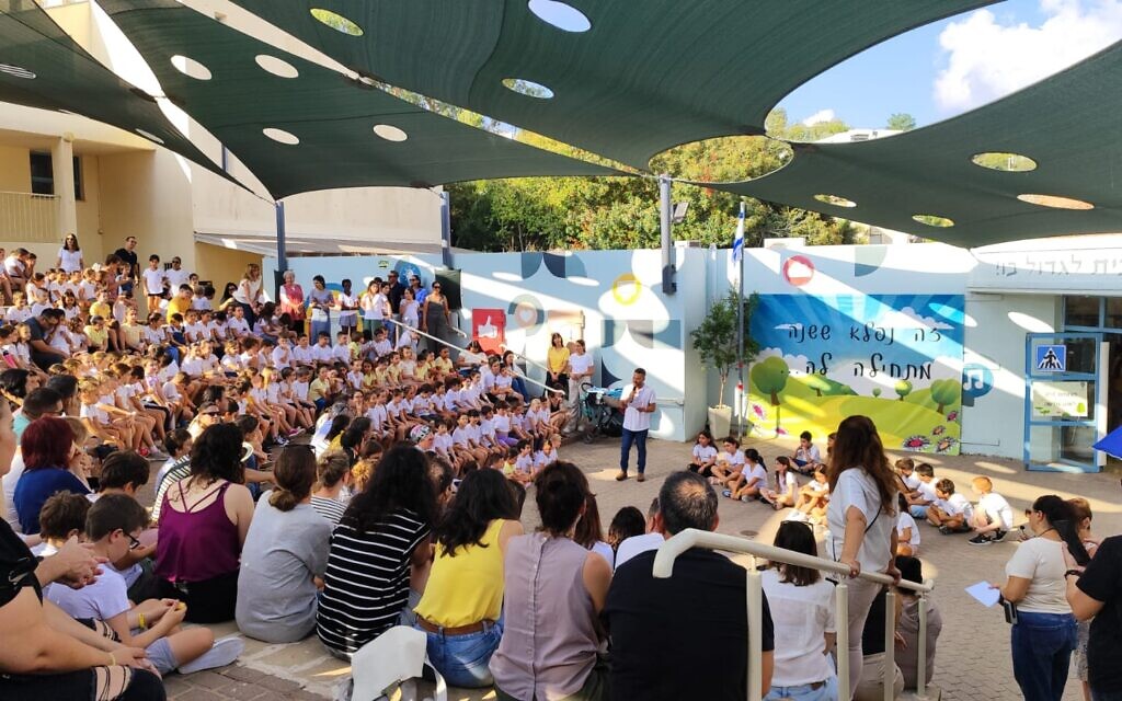 Rentrée à l'école Horesh de Zichron Yaakov, le 1er septembre 2024. (Crédit : Gavriel Fiske/Times of Israel) Rentrée à l'école Horesh de Zichron Yaakov, le 1er septembre 2024. (Crédit : Gavriel Fiske/Times of Israel)