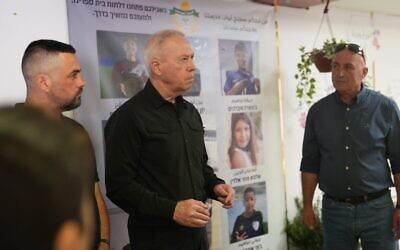 Le ministre de la Défense Yoav Gallant s'entretenant avec des membres de la communauté druze dans le village de Majdal Shams, le 1er septembre 2024. (Crédit : Elad Malka/Ministère de la Défense)