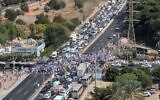 Les manifestants bloquent un carrefour aux abords de Raanana, le 2 septembre 2024. (Crédit : Forum des otages et des portés-disparus)