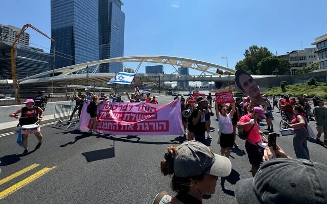 Des manifestants réclamant un accord sur les otages bloquent l'autoroute Ayalon à Tel Aviv, le 2 septembre 2024. (Crédit : Rony Shapiro/Mouvement de protestation pro-démocratie) Des manifestants réclamant un accord sur les otages bloquent l'autoroute Ayalon à Tel Aviv, le 2 septembre 2024. (Crédit : Rony Shapiro/Mouvement de protestation pro-démocratie)