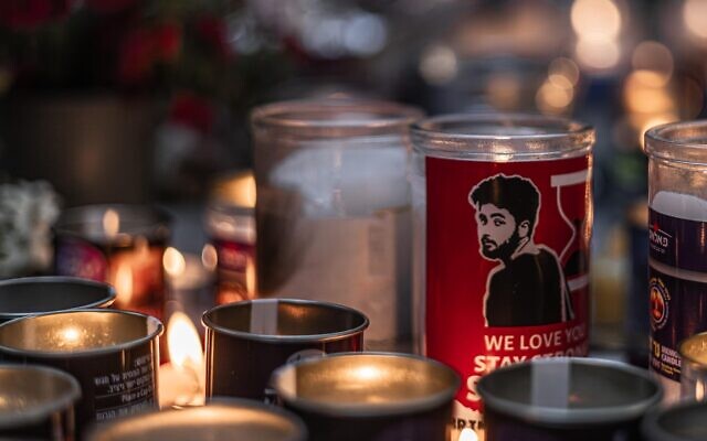 Une bougie commémorative représentant l'otage tué Hersh Goldberg-Polin sur une table lors d'une veillée en sa mémoire à Jérusalem, le 1er septembre 2024. (Crédit : Leo Correa / AP)