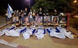 Des manifestants participent à une veillée pour les six otages exécutés à Gaza, il y a quelques jours, devant le domicile du ministre de la Justice Yariv Levin à Modiin, lors de la troisième journée consécutive de manifestations, le 3 septembre 2024. (Crédit : Forum des familles d'otages et de portés-disparus)