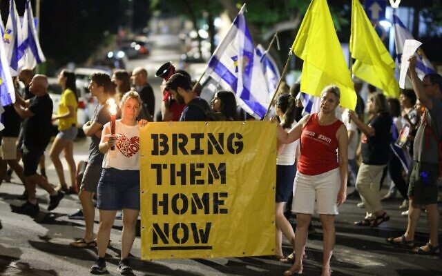 Des manifestants défilent à Rehovot, dans le centre d'Israël, pour demander la libération des otages du groupe terroriste du Hamas. (Crédit  : Roby Yahav/Mouvement de protestation pour la démocratie)