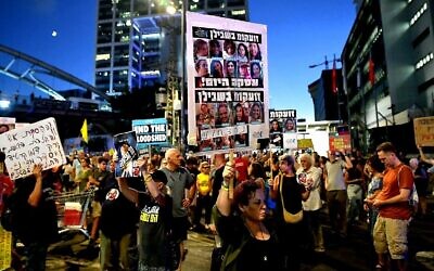 Des manifestants réclamant un accord pour la libération des otages détenus par le Hamas à Gaza, rue Begin, à proximité des quartiers généraux de l'armée de la Kirya, à Tel Aviv, le 8 septembre 2024. (Crédit : Danor Aharon/Mouvement pour la démocratie)