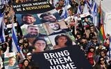 Des militants pro-Israël tenant une banderole avec les photos de six otages exécutés par le Hamas à Gaza, tout en appelant à la libération des autres Israéliens enlevés par le groupe terroriste palestinien le 7 octobre, à Central Park, à New York, le 8 septembre 2024. (Crédit : Amnon Shemi, Liri Agami/Forum des familles des otages et disparus)